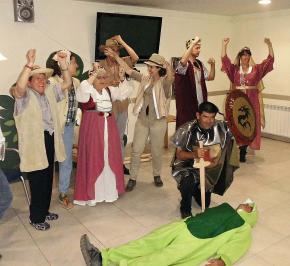 Usuaris de la Unitat de Pirineus de Villablanca representen Sant Jordi per a la gent gran
